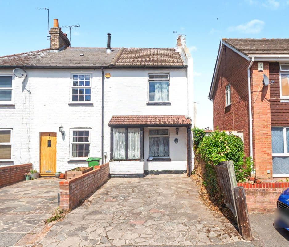 Freehold End of Terrace House Vacant Possession