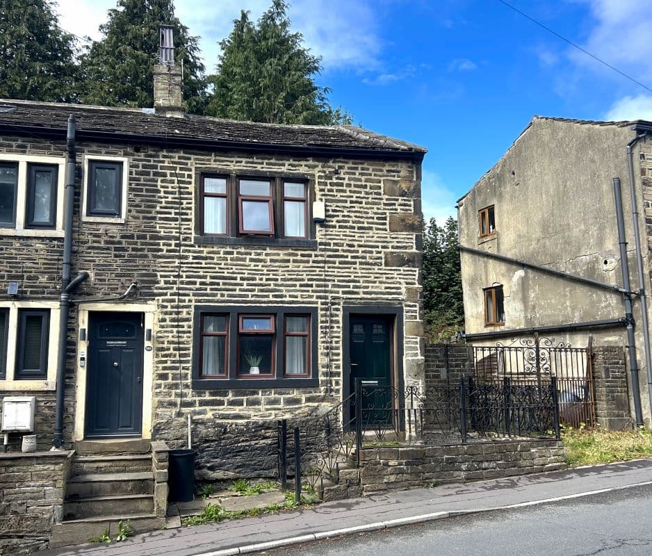 Freehold End of Terrace House Vacant Possession
