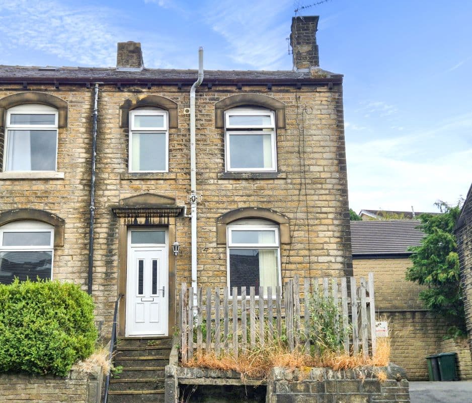 Freehold End of Terrace House Vacant Possession