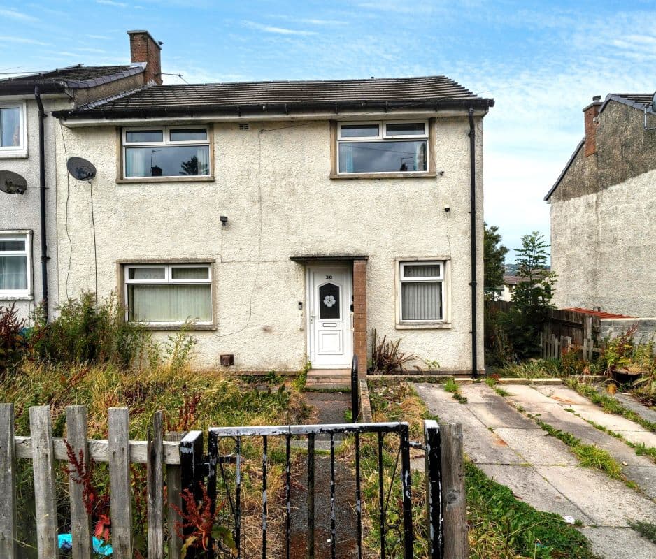 Freehold End of Terrace House Vacant Possession