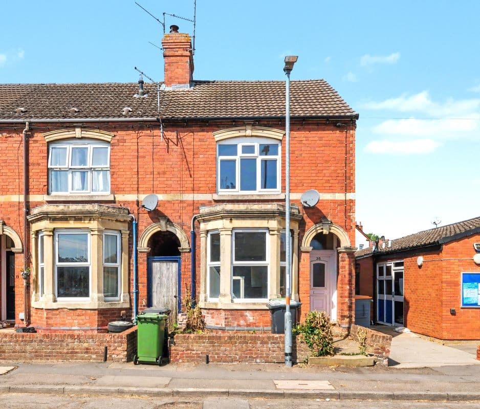 Freehold End of Terrace House Vacant Possession