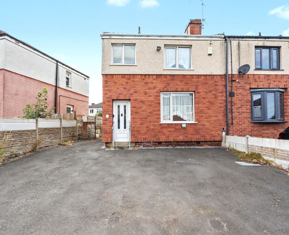 Freehold End of Terrace House Vacant Possession
