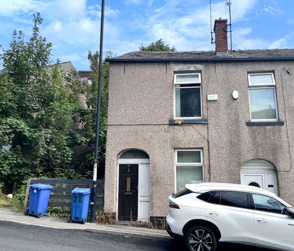 Freehold End of Terrace House Vacant Possession