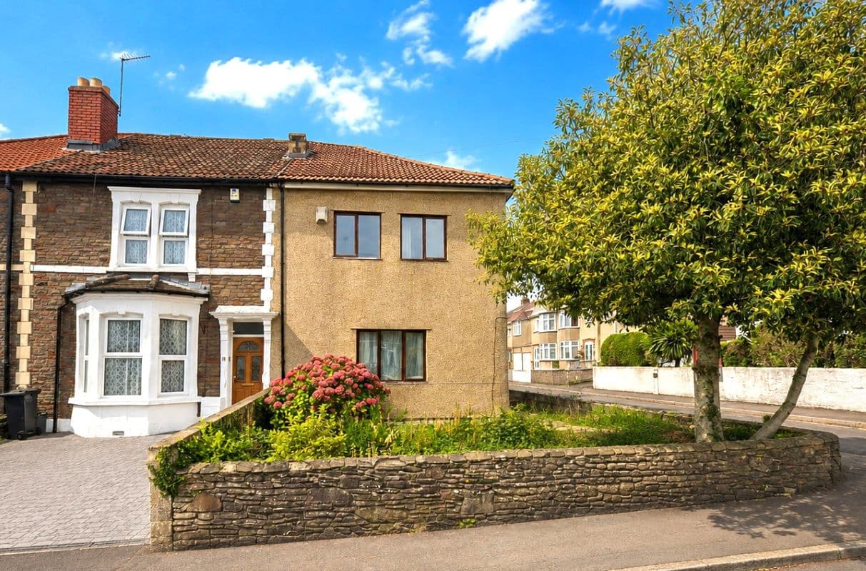 Freehold End of Terrace House on Corner Plot Vacant Possession