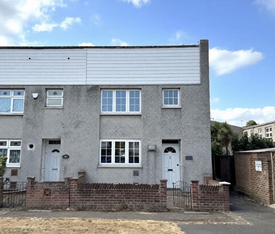 Freehold End of Terrace House Vacant Possession