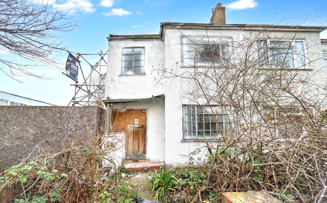 Freehold Semi-Detached House Vacant Possession
