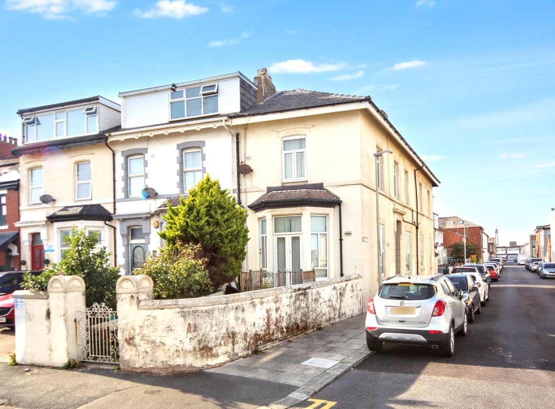 Freehold End of Terrace House Vacant Possession
