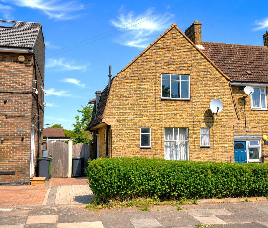 Freehold End of Terrace House Vacant Possession