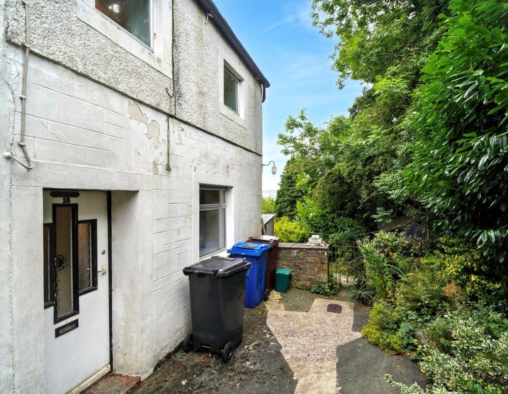 Freehold End of Terrace House Vacant Possession