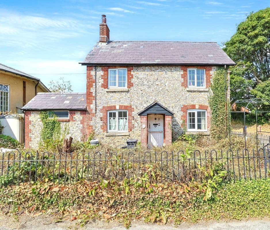 Freehold Detached Cottage Vacant Possession