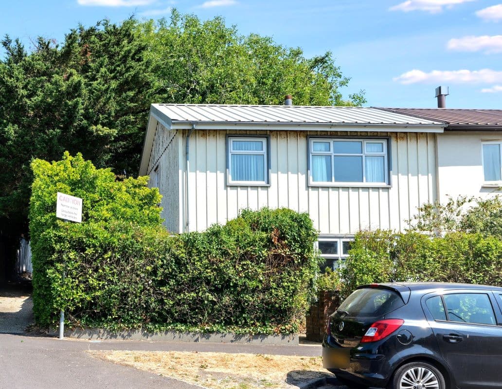 Freehold Semi-Detached House Vacant Possession