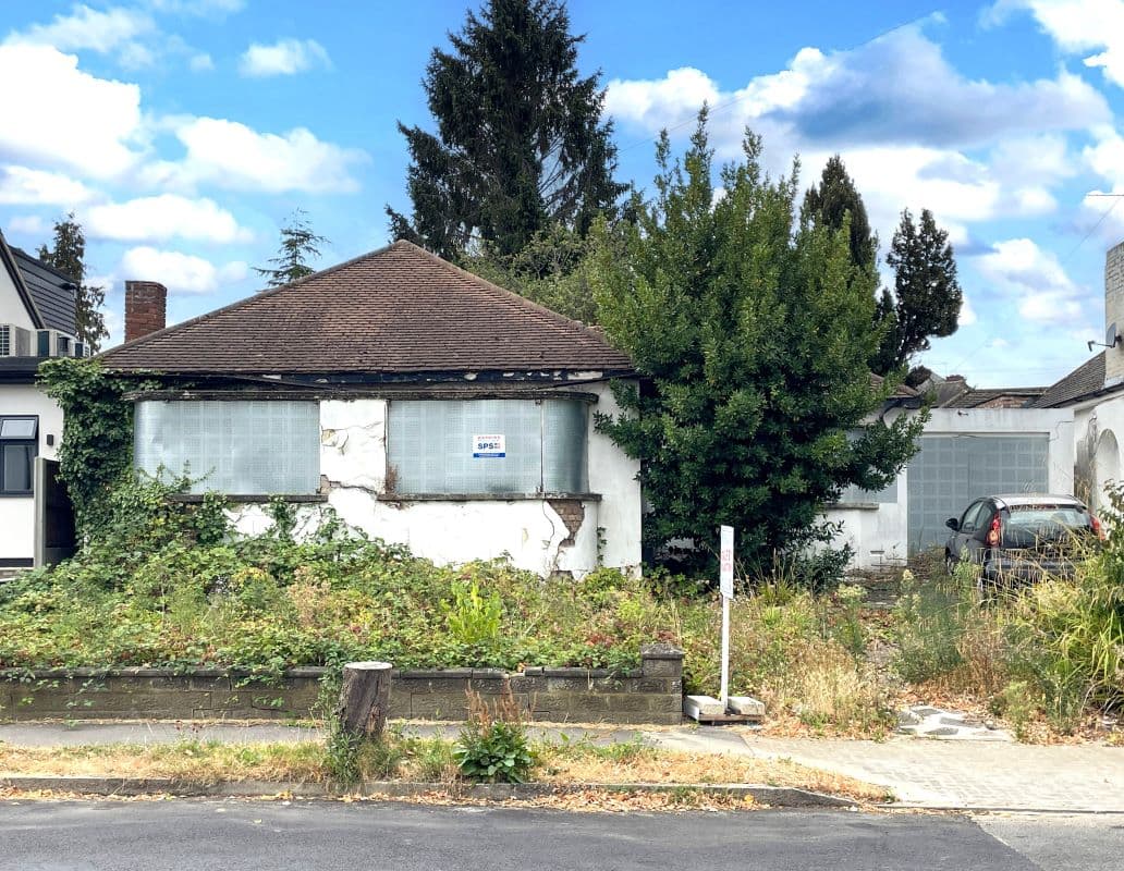 Freehold Detached Bungalow and Garage Vacant Possession