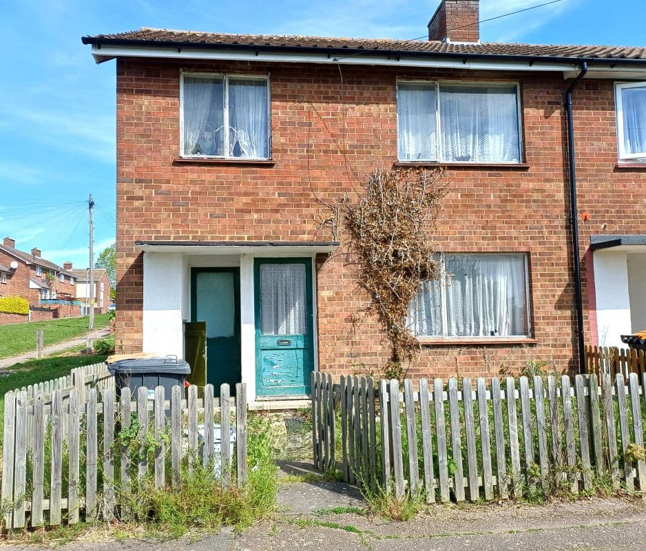 Freehold End of Terrace House Vacant Possession