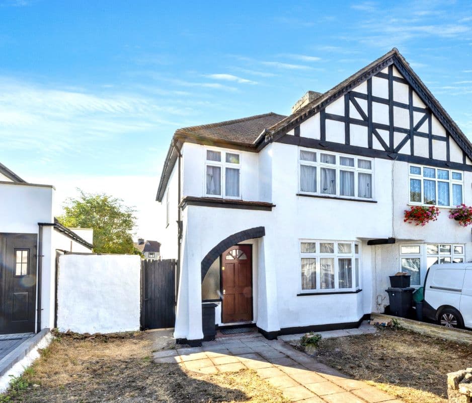 Freehold End of Terrace House Vacant Possession