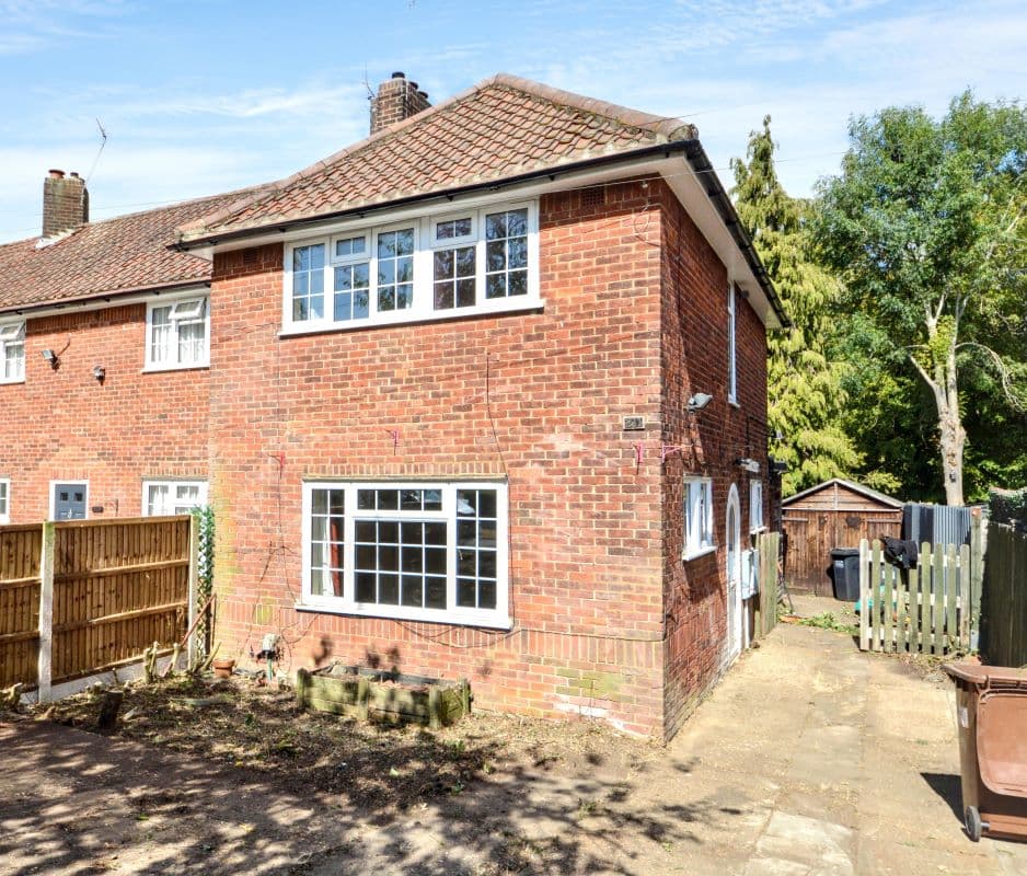 Freehold End of Terrace House Vacant Possession