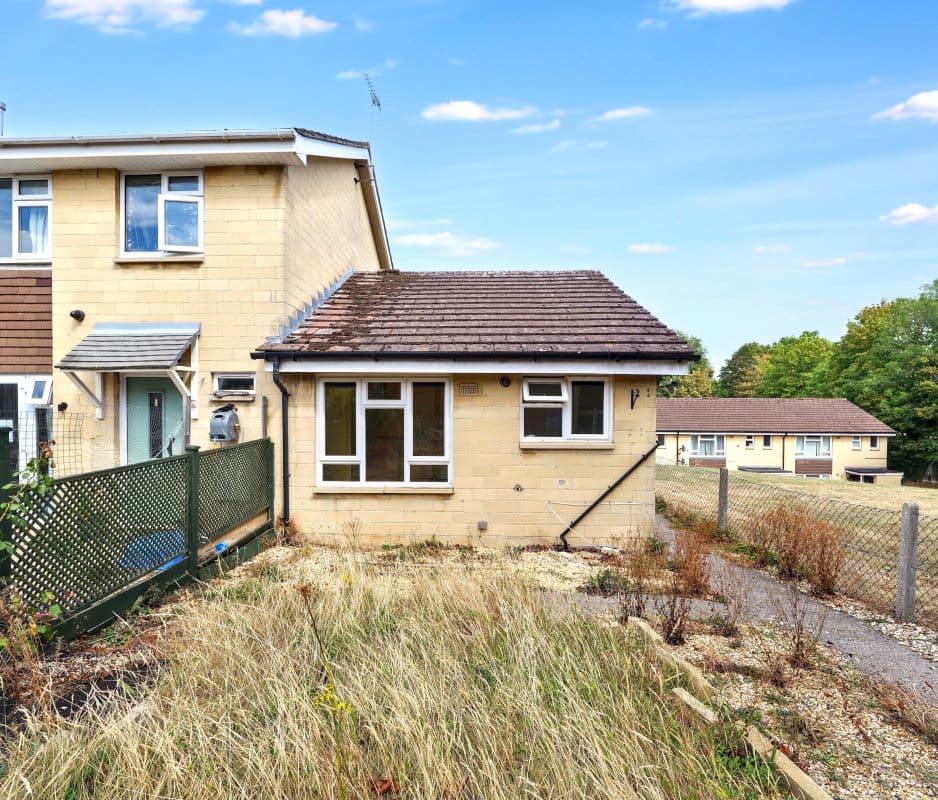 Freehold End of Terrace Bungalow Vacant Possession