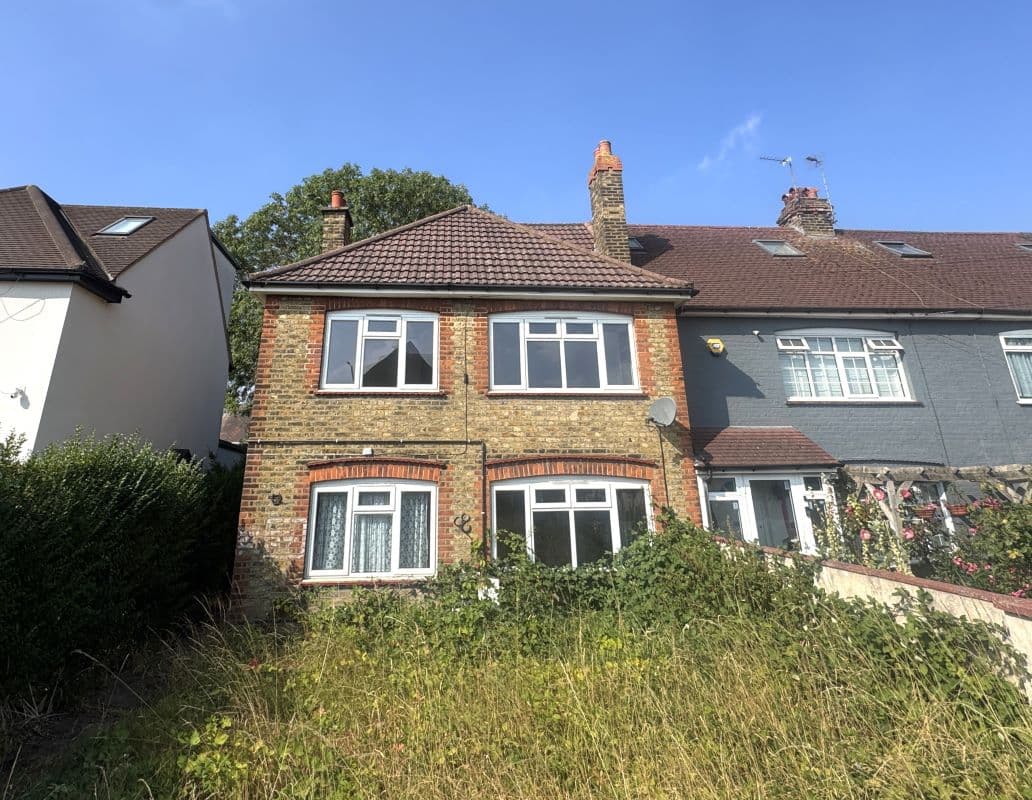Freehold End of Terrace House Vacant Possession