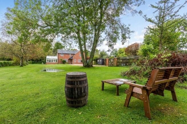 TO BE SOLD AT AUCTION LARGE FIVE BED DETACHED PROPERTY