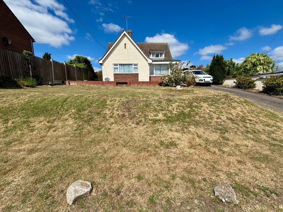 FOUR BEDROOM DETACHED BUNGALOW TO BE SOLD AT AUCTION