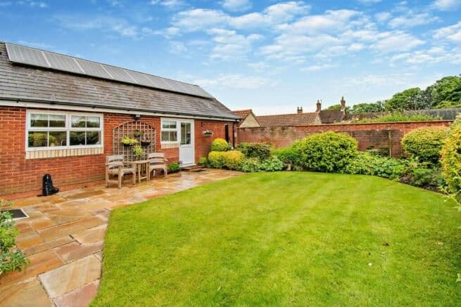 WELL PRESENTED 4 BEDROOM BUNGALOW TO BE SOLD AT AUCTION