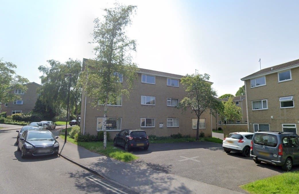 VACANT POSSESSION 2 BED APARTMENT TO BE SOLD AT AUCTION