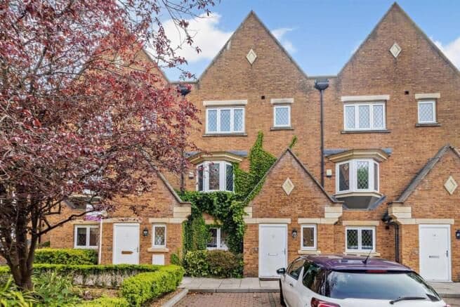 FOUR BED TOWNHOUSE IN NEED OF REFURBISHMENT TO BE SOLD AT AUCTION