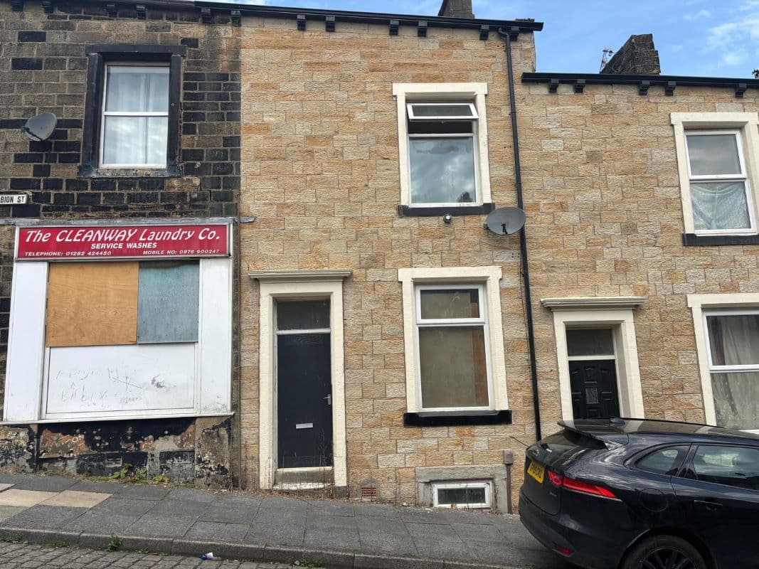 UNMODERNISED 4 BED TERRACE TO BE SOLD AT AUCTION