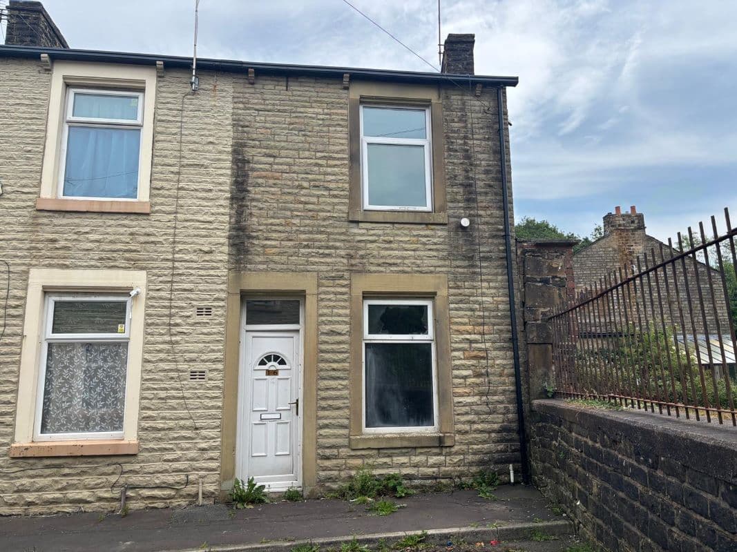 2 BED TERRACE TO BE SOLD WITH VACANT POSSESSION AT AUCTION