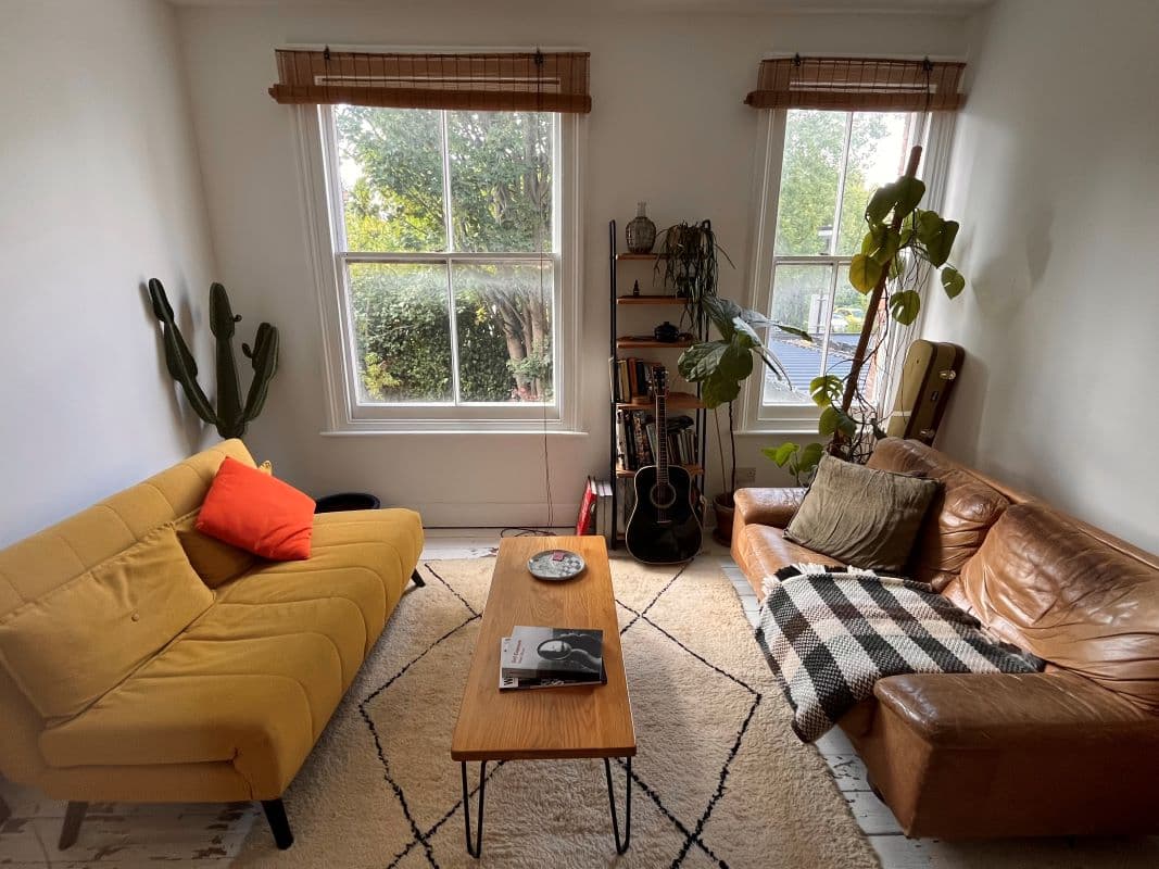 WELL PRESENTED ONE BED APARTMENT WITH LONG LEASE IN PERIOD BUILDING TO BE SOLD AT AUCTION