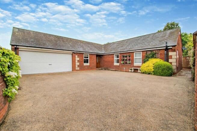 WELL PRESENTED 4 BEDROOM BUNGALOW TO BE SOLD AT AUCTION