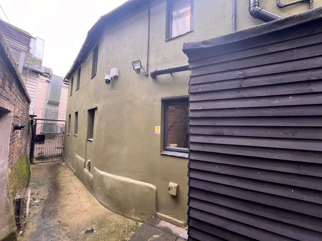 A five-bedroom end terrace house in Maidstone town centre designed for HMO use. Vacant and ideal for investors.