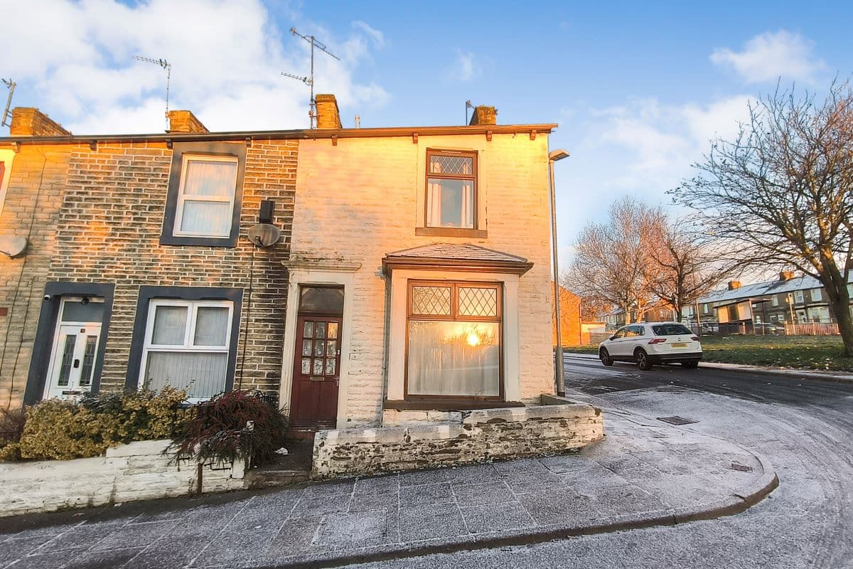 End Terrace House with Four Bedrooms for Investment