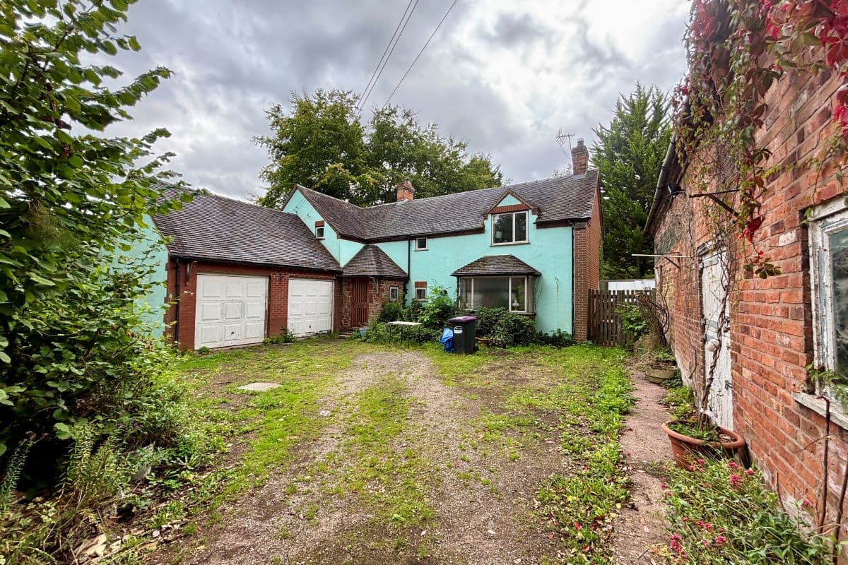 Detached Four-Bedroom House in Need of Modernisation