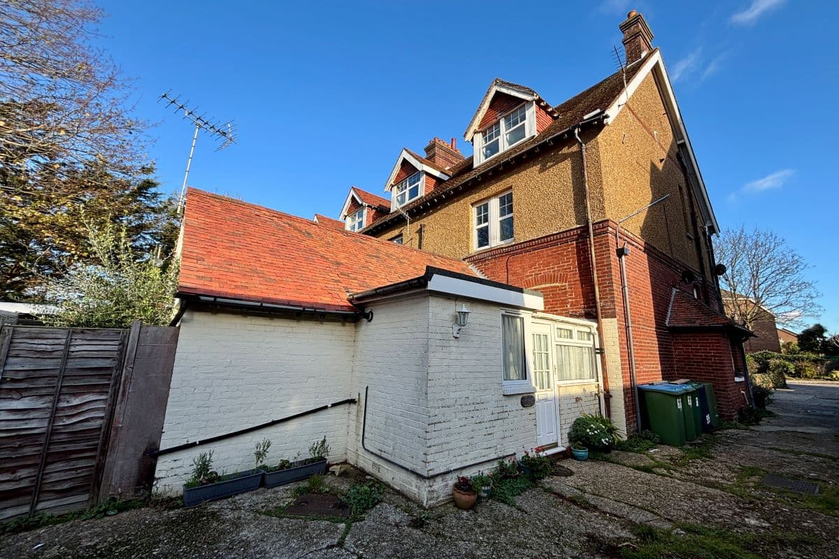 Ground-floor One-bedroom Leasehold Maisonette