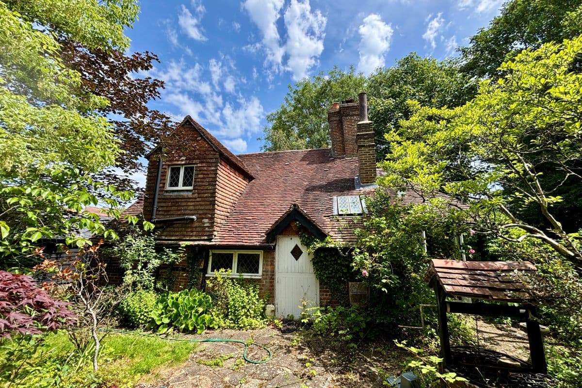 A two-bedroom, detached, Grade II-listed, freehold house in need of modernisation, with an approximate internal extent of 1,108 sq ft.