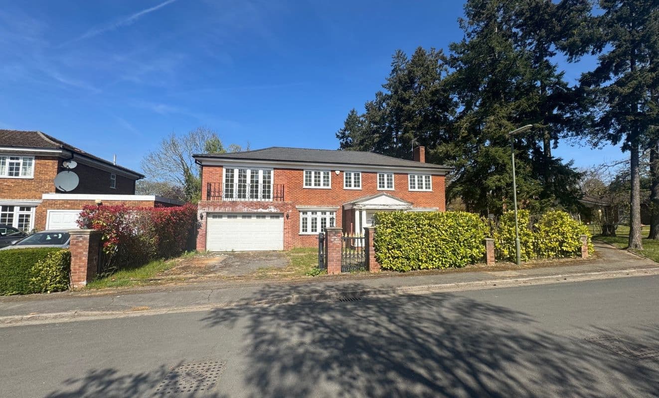 6 Bedrooms, 3 Bathrooms Detached Family Home