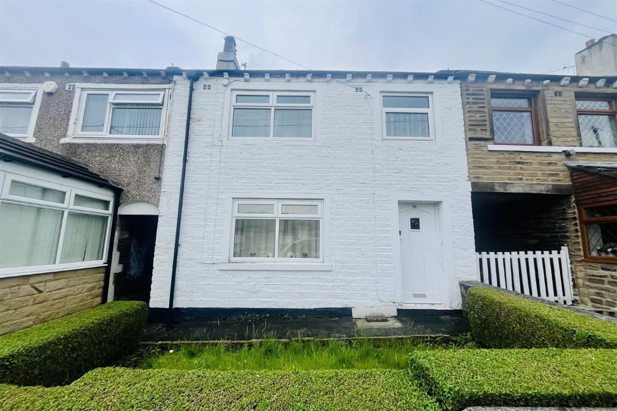** RENOVATION PROJECT ** GENUINELY SPACIOUS 3 BEDROOMS & 2 SEPARATE RECEPTION ROOMS *** NEAR LOCAL AMENITIES **