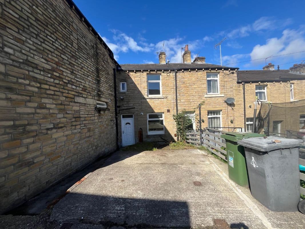 One Bedroom Rear Facing Back to Back Property