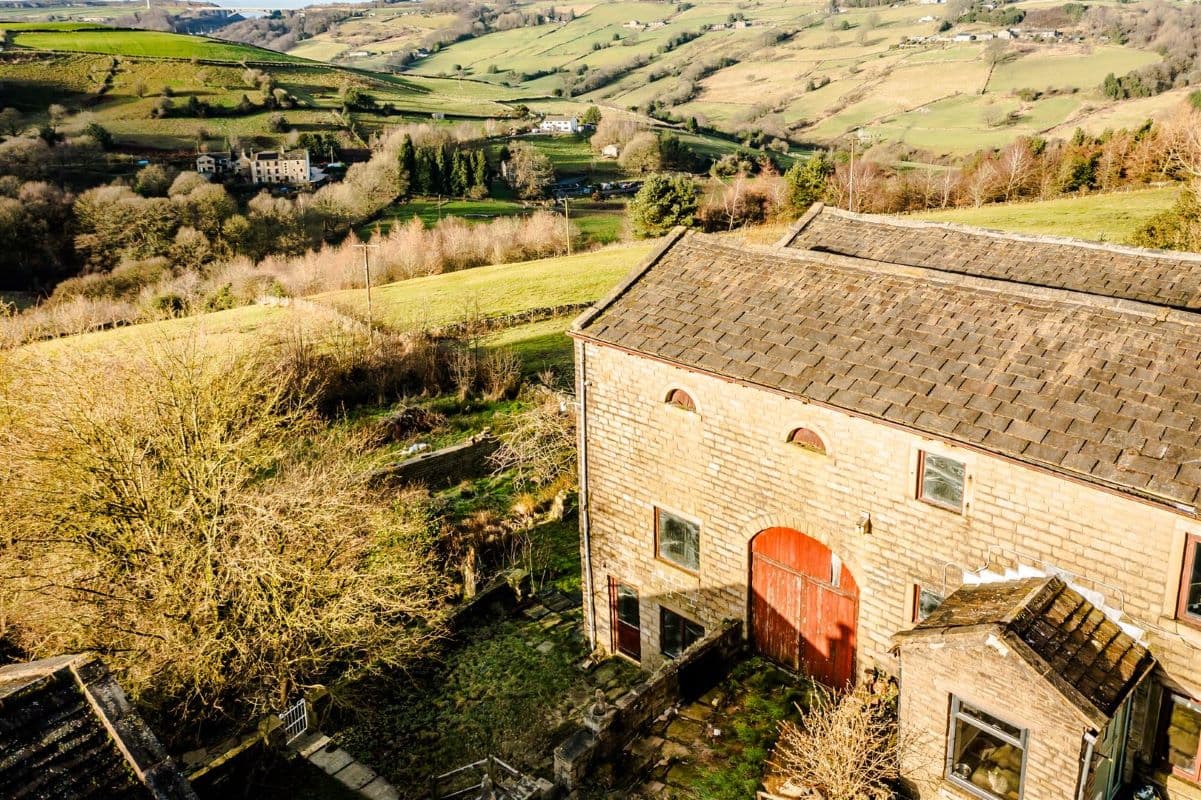 Semi-Detached Barn Conversion with Panoramic Views