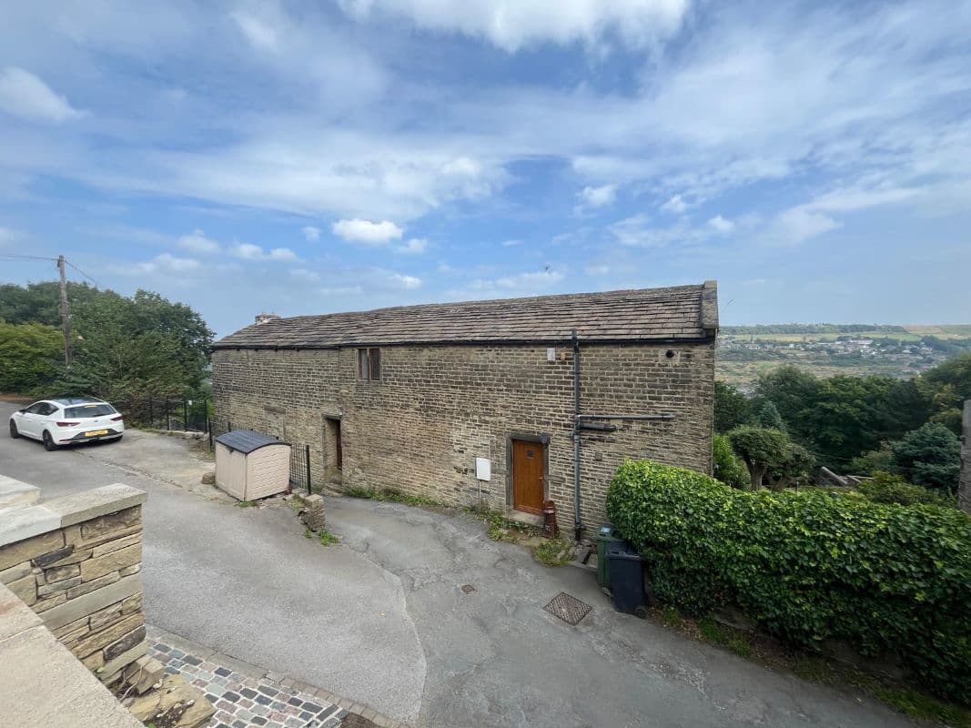Three-Bedroom Character Cottage with Panoramic Views