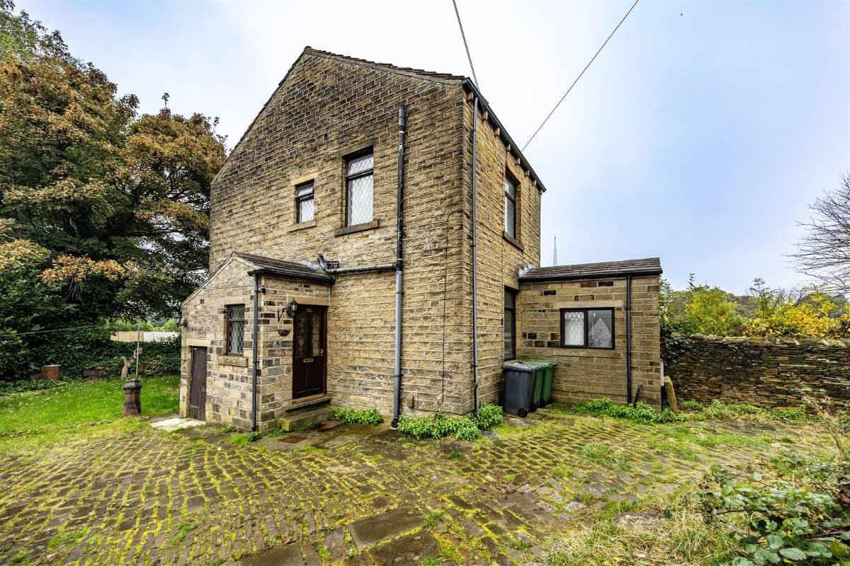 Charming 3-Bedroom Detached House