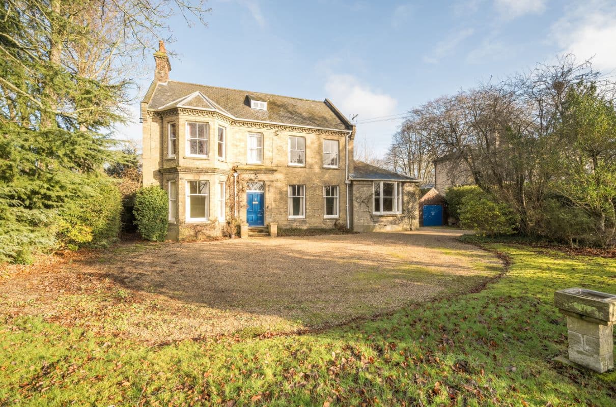Grade II Listed Detached House in Need of Renovation