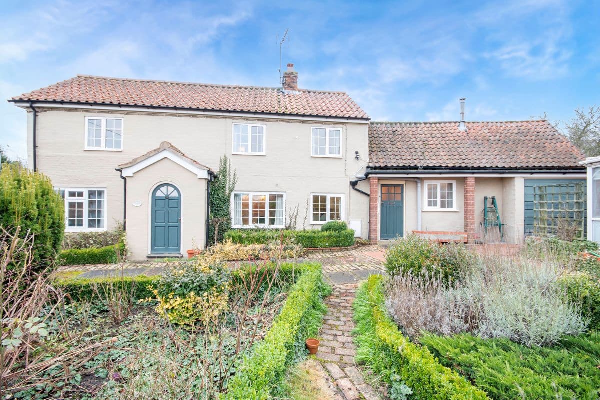 Detached Cottage in Need of Modernisation