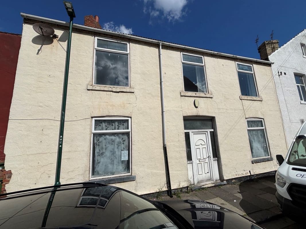 THREE BEDROOM END-TERRACE PROPERTY FOR SALE BY ONLINE AUCTION