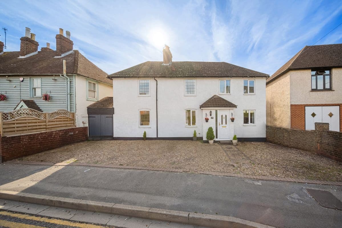 Four/Five Bedroom Detached Cottage Style Family Home