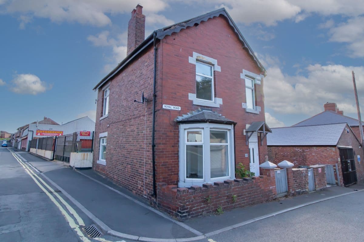 Spacious Three Bedroom Detached Property
