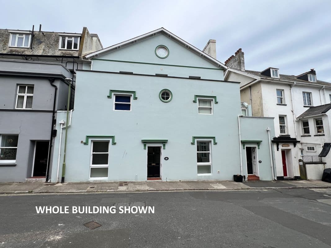 Spacious 3 Bedroom Basement Flat with Private Garden