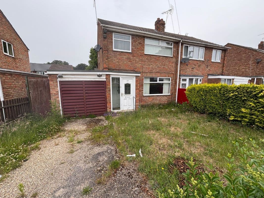 3 Bedroom Semi-Detached House in Need of Modernisation