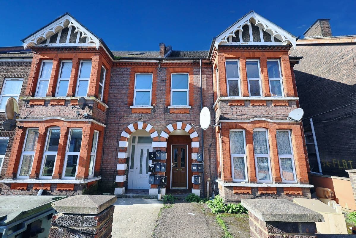 VACANT ONE-BEDROOM APARTMENT FOR SALE BY AUCTION