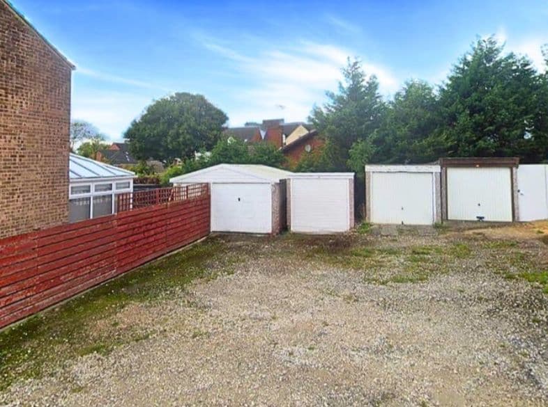 Detached Freehold Garage in Desirable Sheffield Postcode!